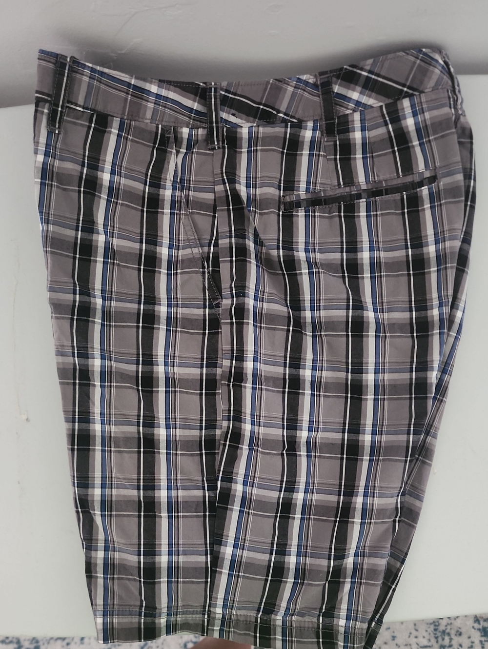 Men's Craft & Barrow Casual Plaid Shorts.  Gray/Black Plaid. Size 32